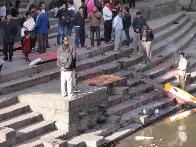 寺院からパイプで牛乳が送られてくる。<br />ここで最後の儀式をしている。<br />手前の人が立っているのは王族のためのガートの上。<br />火葬後13日間はロープがはられているが、それ以外は誰が立ち入ってもかまわないらしい。