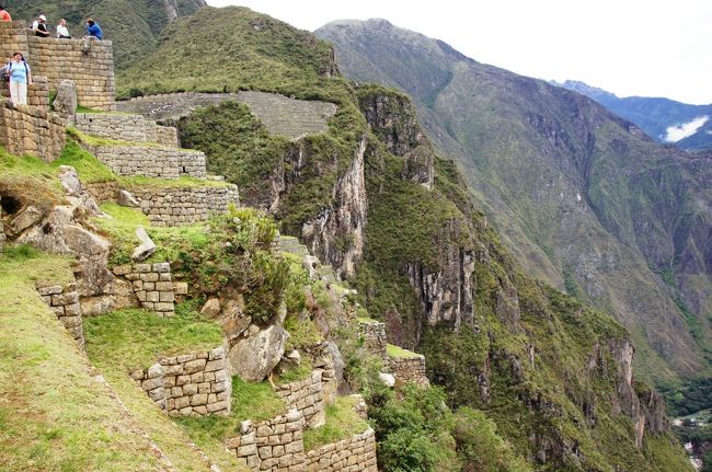 西側には、断崖絶壁を見ることができます。この街もあのような断崖の上に造られたということでしょうか。だとすると、一体どうやって・・・現代の技術でも相当な難工事となるのではないだろうか・・・<br />