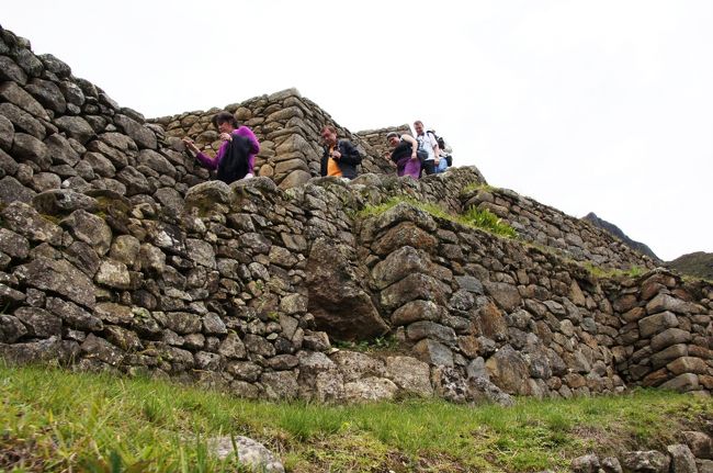 日時計から西側の断崖に面する階段を伝って、下へと降りて行きます。階段の幅が人が一人通れるくらいの狭さで、手すりとは到底言えない低さの階段の淵、その外はほぼ絶壁。高所恐怖症の私には恐ろしかったです！<br />