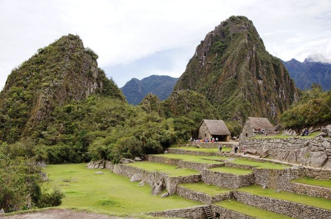 長い階段を下りると、メイン広場の端のところ出てきました。奥に見える山、右は何度も登場した「ワイナピチュ」、左の少し小さいのが、「ウチュイワイナピチュ」です。<br />