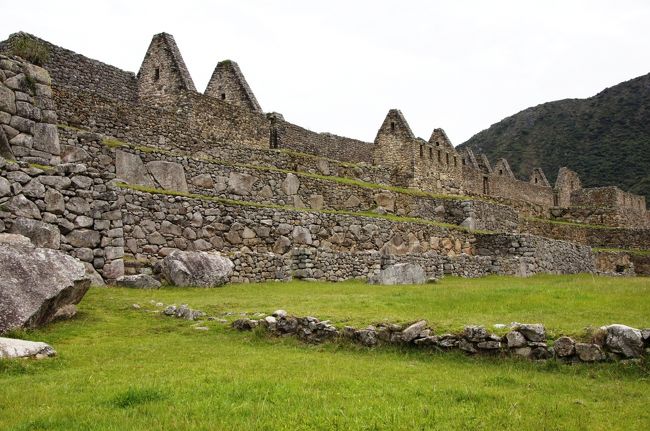 メイン広場に面したこの一画は、「技術者の居住区」と言われています。工芸品などを作っていたとされています。<br />石組みの一番下、地面上の小さな石組みの部分はメイン広場の観客席です。<br />