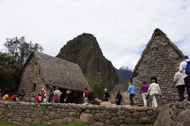 マチュピチュの端、ワイナピチュの登山口付近にある建物です。「ワイラナ」という建物で、ワイナピチュへ登る準備室として使われていたようです。この２つの建物は当時の姿を忠実に再現したもので、屋根はイチュというイネ科の植物で葺かれています。日本では木造ですが、日本のかやぶき屋根の家みたいですね。<br />