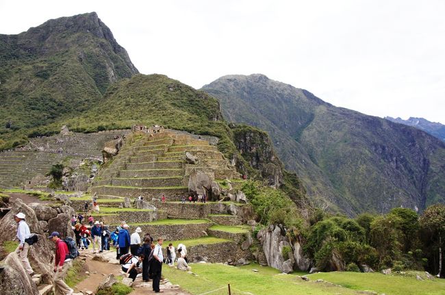 マチュピチュの端から中央部をのぞみます。真ん中の部分が先ほど訪れた神殿やインティワタナのある神聖なエリアですね。<br />