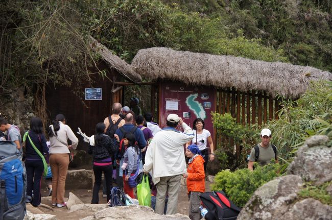 ここが「ワイナピチュ入口」です。多くの人が集まっていますね。午前と午後で１日２回、ワイナピチュへと登るゲートが開かれるそうで（各２００人）、ちょうど午後の開門時間になっていました。<br />山頂へはインカ道を修復した道と階段が続いており、約３００ｍの標高差を登ることになります。現在、ワイナピチュ登山は人数制限がされているので、確実に登るためには、開門前に入口で並んでおく必要があるようです。<br />