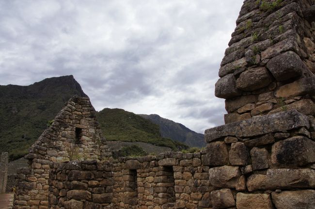 建物を裏側から撮った写真です。これまで見てきた建物と異なり、積み上げた石柱があちらこちらに立っていました。<br />