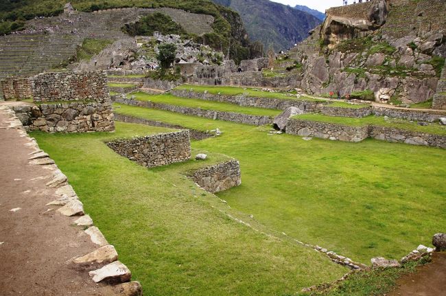 メイン広場の前まで来ました。ここでガイドが実演をしてくれたのですが、声がとても響き渡る構造になっています。広場に集まる人々に向けて演説をしたり、広場での競技を応援したりするのに最適な場所だったようです。よく考えられていて、古代の人々の知恵にとても感心しました。<br />