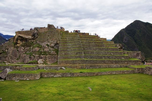 広場を挟んで向かい側にある、神聖なエリアです。<br />
