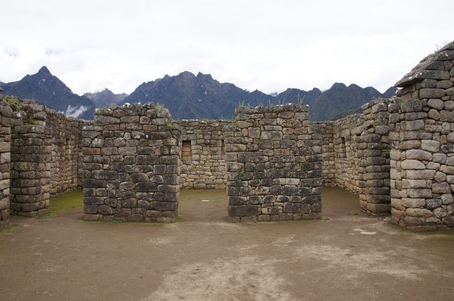 広場を挟んで東側に位置するのは、技術者の居住区をはじめとする、特別な地位の人以外が暮らす居住区になります。そのため、結構込み入っていて、多くの建物が並んでいます。<br />