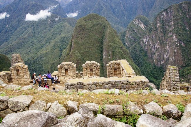 東側の斜面を利用した建物もあります。<br />