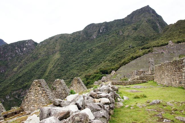 これは居住区から見た段々畑の方角です。写真左に見える３つ並んだ三角の壁の建物が「２階建ての家」です。<br />