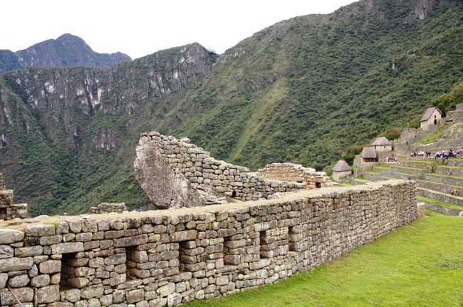 居住区を通って、マチュピチュの中心の方へと戻ってきました。<br />真ん中に見える、石壁の向こうに上に突き出た石、これが「コンドルの神殿」です。自然石をうまく使って造られています。<br />