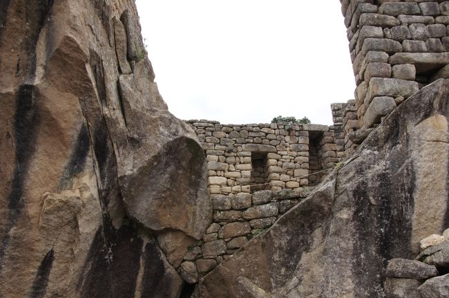 羽の部分の大きな石のさらに奥には凹みのある石積みがありますが、その凹み部分にはミイラが置かれ、儀式が行われたそうです。<br />