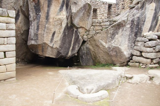 コンドルの神殿の前まで来ました。手前の石がコンドルのくちばしと頭、後ろの大きな石が、コンドルが羽を広げた姿をイメージさせます。<br />