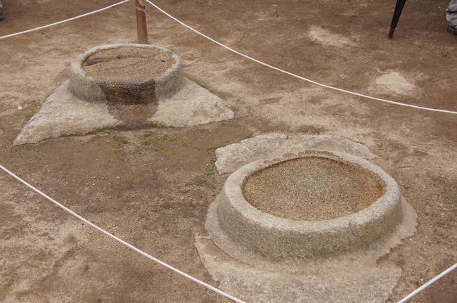 コンドルの神殿から少し居住区側に戻ったところに、周囲の建物とは異なる美しい石組みの建物があります。その中に設置されているのがこれ。「天体観測の石」です。<br />直径６０ｃｍほどの石が２つ、ここに水を張り、夜に月や星の軌道を観察したのだそうです。<br />なぜ２つあるのか？インカ人は物事を「対」で考えるから、ということなんだそうです。たとえば、太陽⇔月、大地⇔空、マチュピチュ⇔ワイナピチュというように。<br />