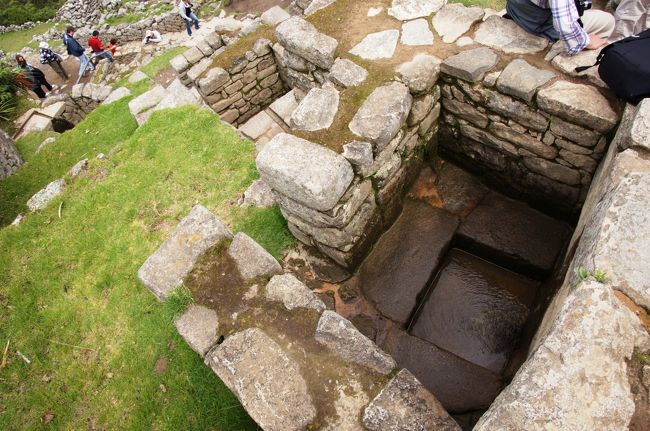 ガイドの解説付きの観光も終了です。各自自由行動になりましたが、結構歩き疲れたのと、お腹が空いたので、まずは休憩と腹ごしらえ。一度遺跡から出てレストランへと向かうことにします。<br />マチュピチュの中央部、水汲み場まで戻ってきました。急斜面に沿って、１６もの水汲み場が造られているのですから凄いです。そして今でも水が流れている・・・この水、マチュピチュからはるか遠くの山から石の水路を使って引かれているのだそうです。<br />