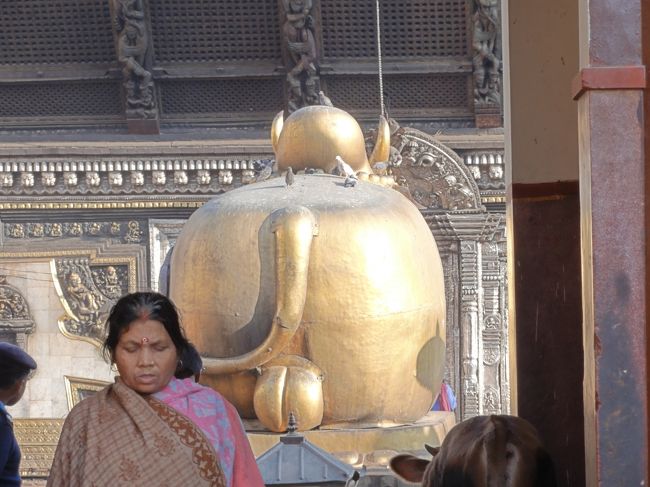 ヒンドゥー教徒以外はパシュパティナート寺院には入れないが、寺院の入り口まで行って、シヴァののりものナンディンの巨大なおしりを見る。<br />