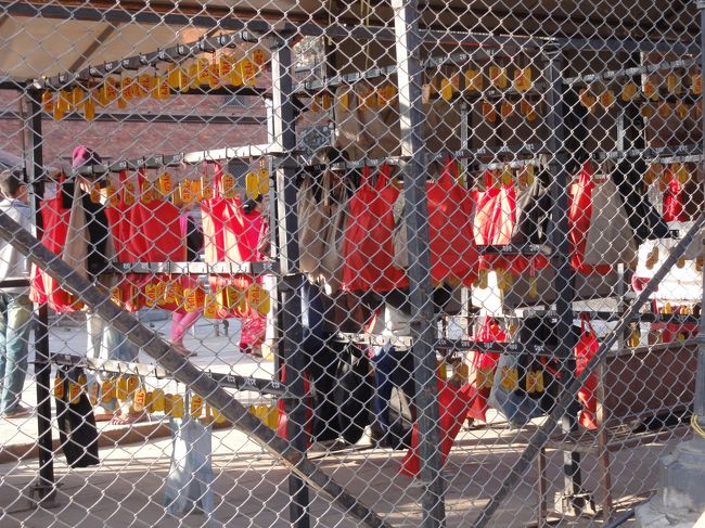 寺院の中ははきもの禁止。<br />というわけで、参拝者はここに履き物をあずけておく。<br />