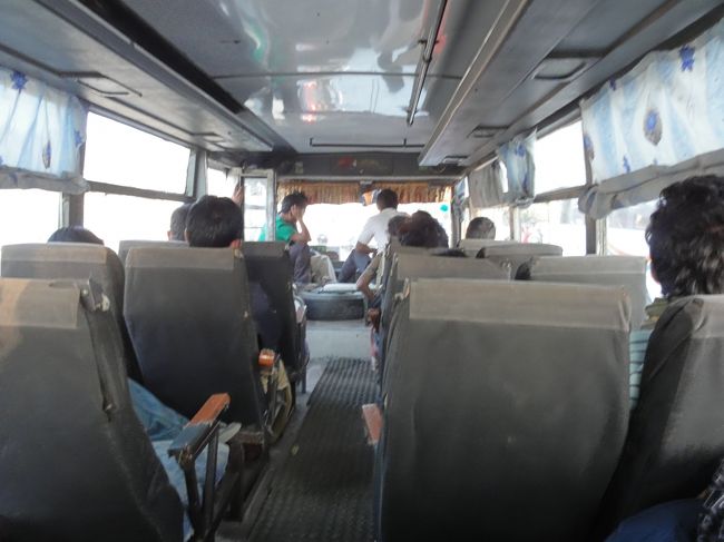 けっこう楽しいローカルバスでカトマンズへ。<br />これでさっきの500Rsを浮かす。<br />バスに乗る場所でおとうさんに聞くと、「ゴウシャラと言ってるのに乗るんだよ」とのこと。<br />来た来た！確かに「ゴウシャラ、ゴウシャラ、ゴウシャラ」と叫んでいる。<br />このあたりがゴウサラらしいので、カトマンズ方面から来たバスは人が少なくなりぐるっとどこかの道をまわって、カトマンズへ。