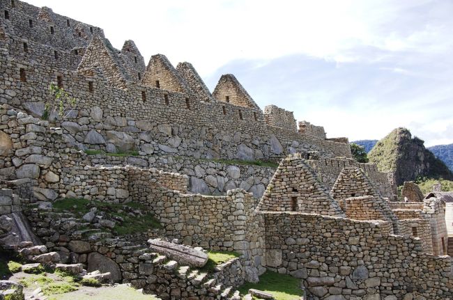 太陽の神殿のさらに上の方には、建材の石の加工が行われていたとされる作業小屋など多くの建物が並んでいます。<br />