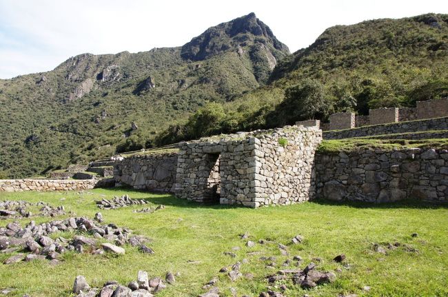 この南の高台にもいろいろな建物が設置されています。<br />リャマたちとたわむれてから、下へと降りて行こうと思います。<br />