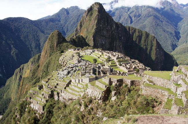 下へと降りて行く途中、西側の斜面が見えるポイントで撮影しました。こうしてみると、東側の段々畑ほどではないものの、西側もかなり下の方まで段々畑が造成されていることがわかります。あれだけの急斜面、というよりは崖にどうやって石を積んでいったのか・・・謎です。<br />