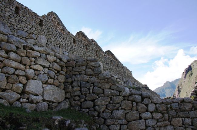 この急斜面にそびえ立つ建物を近くでみると、やはり圧倒されます。これだけのものをよく人手だけで造ったなと。そして数百年の風雨に耐え、よく残ったなと。<br />