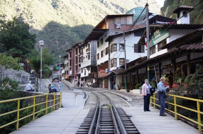 マチュピチュからまたマイクロバスに乗って、村まで降りてきました。下りはやはり早くて、２０分くらいでした。<br />ちょっとだけ村をぷらぷらしながら、駅へと向かいます。<br />