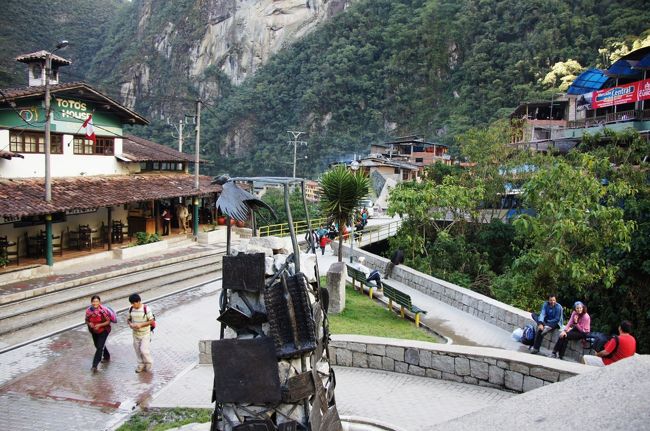 ちょっとした広場がありました。中央にあるモニュメントは、「コンドル」？？ペルーと言えば、コンドルのイメージを勝手に持っているのですが・・・<br />