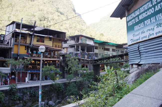 川を渡る橋が見えます。朝は駅からみやげ物屋が立ち並ぶ通りを通過して、あの橋を渡り、バス停へと移動しました。<br />