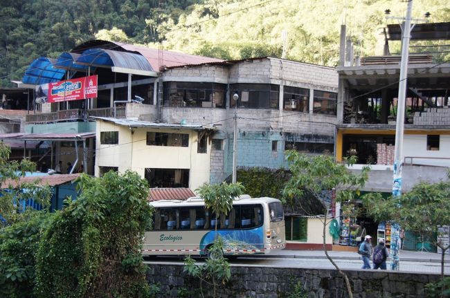 バス乗り場付近を川を挟んで反対側から。<br />朝にはマチュピチュへと観光客を運ぶマイクロバスが何台も並んでいました。<br />