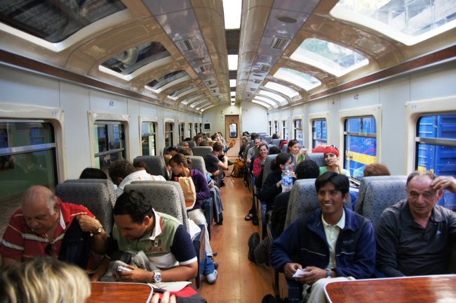 エクスペディション号の車内です。若干、往路のビスタドーム号よりはエコノミーな感じですが、天井部分はシースルーになっており、それほど大きくは変わりません。食事のサービスはないのですが、飲み物と軽いスナックのサービスはありました。<br />これからポロイ駅到着まで４時間の列車の旅、よく眠れそうです。<br />