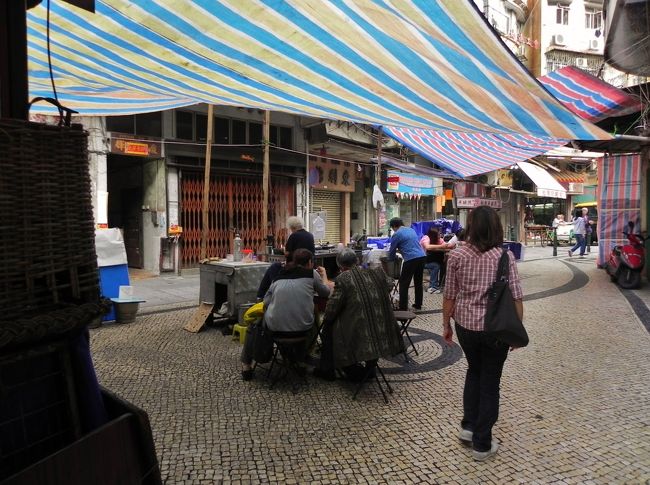 ここも団子商ってはるんやけど、なんとなく役者さんっぽいし