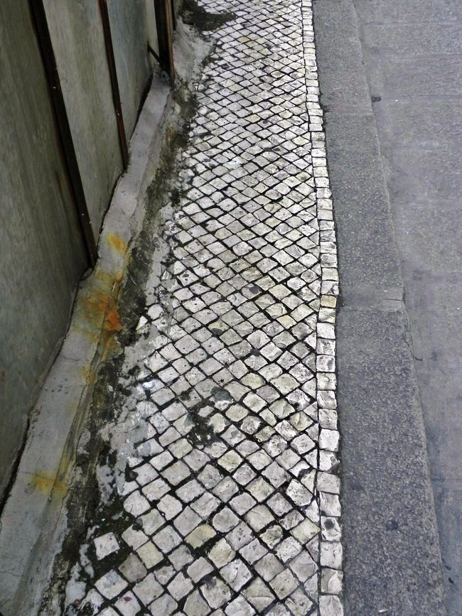 それはたとえばシンガポールならタンダイナシティ、京都なら太秦撮影所で生活するようなものか？ちょっと違うな、本物だから