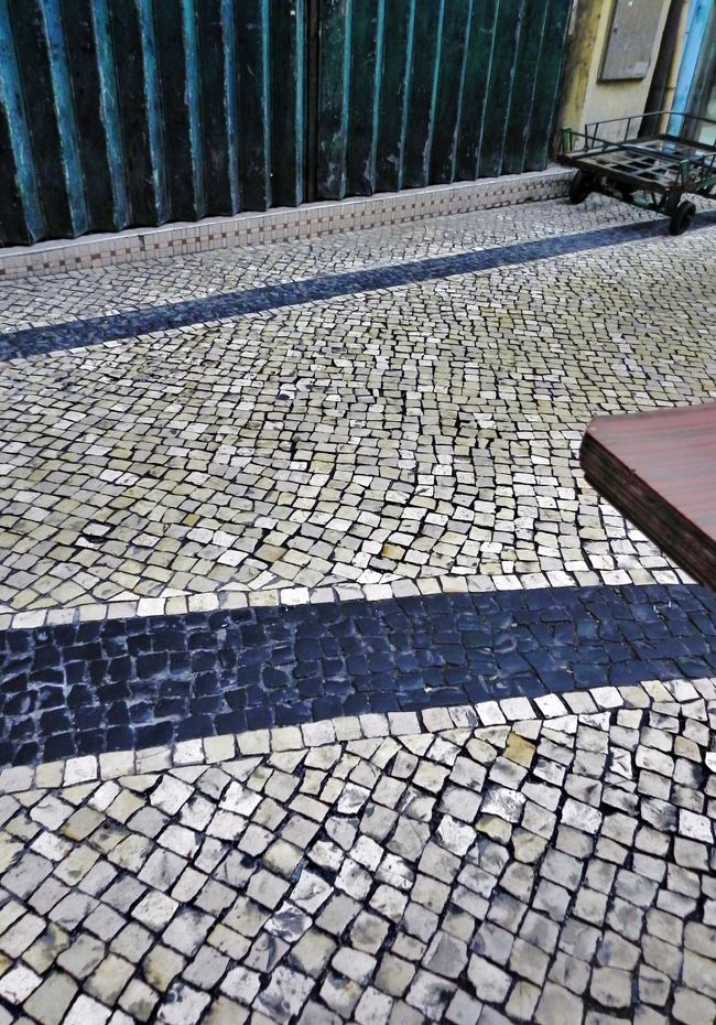 そうかと思えばこのあたりの石畳は新しいような気がして