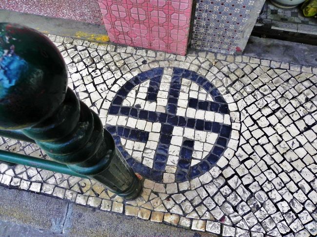 こういった意匠は何か一定の法則に従ってこの場所に記すのか？<br /><br /><br /><br />そうであってほしいような、そうではないほがええよおな？<br /><br /><br /><br /><br />