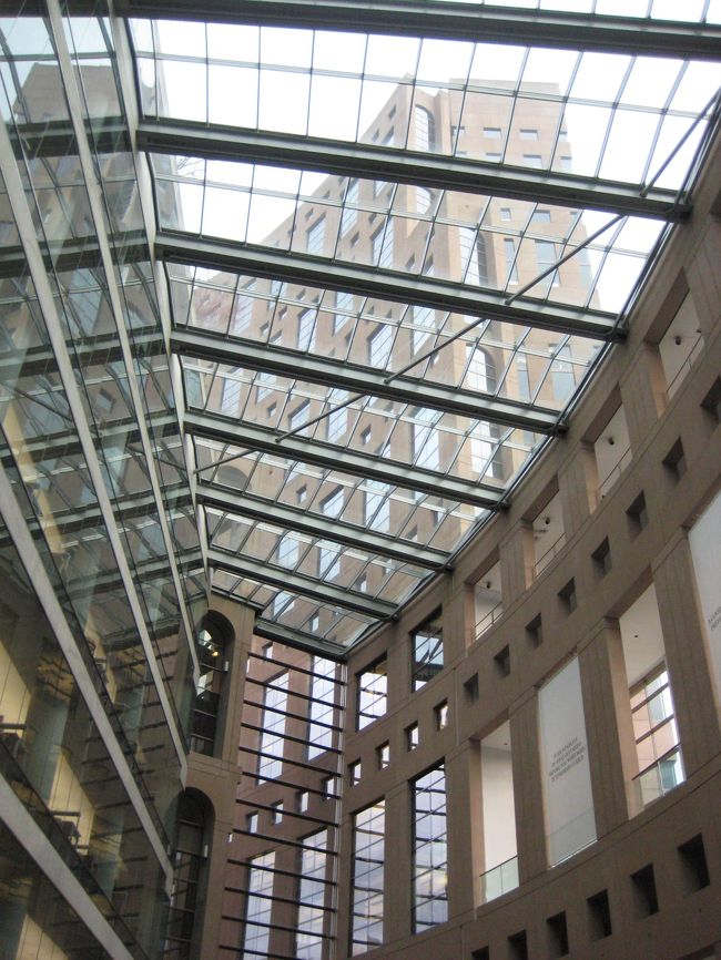 エントランスホールは吹き抜け。<br />カフェやショップが並んでいます。<br /><br />ガラスの屋根から光が降りそそぎ、<br />何とも言えず良い雰囲気☆