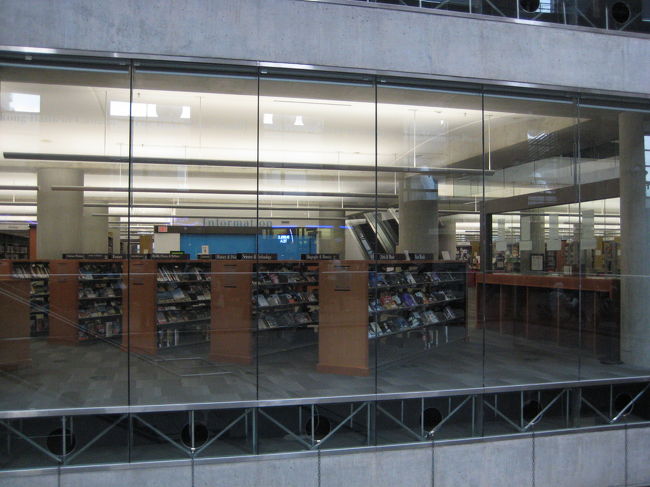 図書館には日本語の本も置いてありました。<br /><br />漫画まであったりして、バラエティにとんでいます。<br />