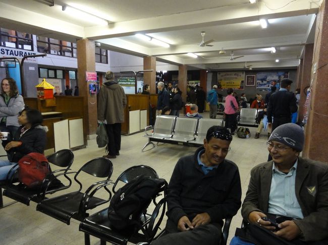 今日はマウンテンフライト。<br />5時30分にタクシーを予約して空港に向かう。<br />ホテルの人が350Rsで予約してくれたが、運転手は400欲しいと気に入らない様子。ちょっとだけ色をつける。（帰りの客も拾えない早朝だしねー、350ではいやだろうけど、約束は約束）<br />空港入り口でおとうさんと合流。<br />空港は6時にならないと開かないので、入り口は長い列。<br />とても寒く、霧が深いようだ。<br />国内線の空港使用料１人170Rsを支払い、レシートを持ってチェックインカウンターへ。イェティ航空で予約済み。（ちなみにチケットの代金はは外国人とネパール人とは全然違う。もちろん外国人がすごく高い）<br />待合室も肌寒い感じ。<br />