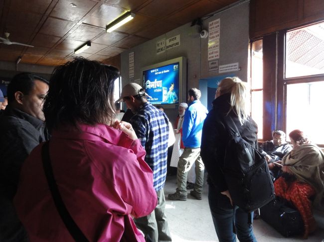 たしかチケットは7時半ごろだったような。<br />8時を過ぎても１機も離陸できない。<br />山岳地帯へ向かう便のトレッキング客も大勢待っているが、外は相変わらず霧がたちこめている。<br />コーヒーのお店は大繁盛。ブラック60Rs,ミルク70Rs。<br />コーヒー好きな私は迷わず買う。なかなかおいしい。<br />9時ごろから少しずつ搭乗が始まった。<br />一向に呼ばれる様子もなく、あせっても仕方がないので、すわったり、うろうろしてみたりして時間をつぶす。<br />待合室には無料の飲料水があったので、持参の水筒に少し入れる。<br />この時期のマウンテンフライトを予定しているひとは、その日のスケジュールに余裕を持つことが大切。