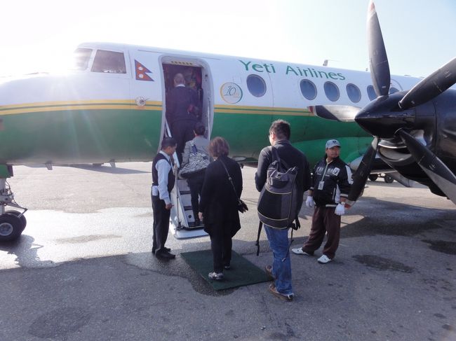 3時間は遅れたかな？<br />ひとつ前の便に3人の空きができて急遽乗れることに。<br />座席番号を見ると、私だけつばさのあたり、おっちゃん（つれあい）とイスワールおとうさんは最後部というベストポジション。<br />乗務員が飴と耳栓用のわたを配っている。アメだけもらう。