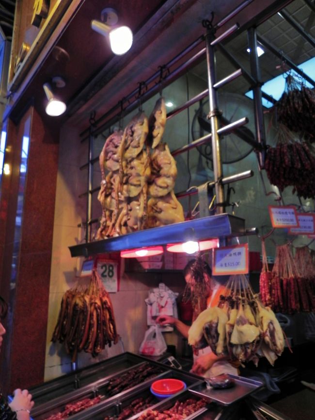 市場でもないのに突然肉屋<br /><br />あ、これは肉蝋屋さん、塩漬や燻製干したものか