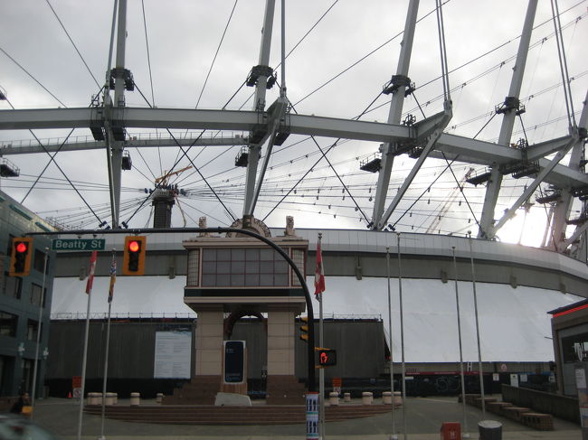 第２の目的地、<br />ＢＣプレイス・スタジアム。<br /><br />６万人も収容できるドーム型屋内競技場で、<br />フットボールチーム「ＢＣライオンズ」の本拠地。<br /><br />２０１０年冬季オリンピックの開会式と<br />閉会式の会場としても使用されました。<br /><br />開閉式の屋根にするため、現在は工事中。