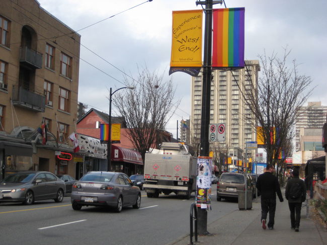 次はデービー通りを歩きます。<br /><br />レストラン、クラブなどいろいろなお店が並び、<br />とても賑やかな通り。<br /><br />ゲイストリートでもあるとかで、<br />象徴の６色のレインボー・フラッグが<br />通りのあちこちに掲げられています。<br /><br /><br />