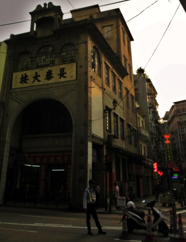 交通整理のおじさんのダンスに見惚れていたらひかれそうになった