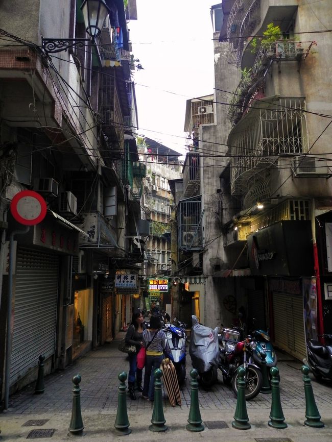 こういうとこって向かいの住民同士仲良かったらめんどくさそう<br /><br /><br />まぁひも渡したらやりとりできて楽しいかも♪　あ〜、糸電話もＯＫやな<br /><br /><br />せやけど窓開けて裸で逆立ちとかでけへんね、マダムあかんよ