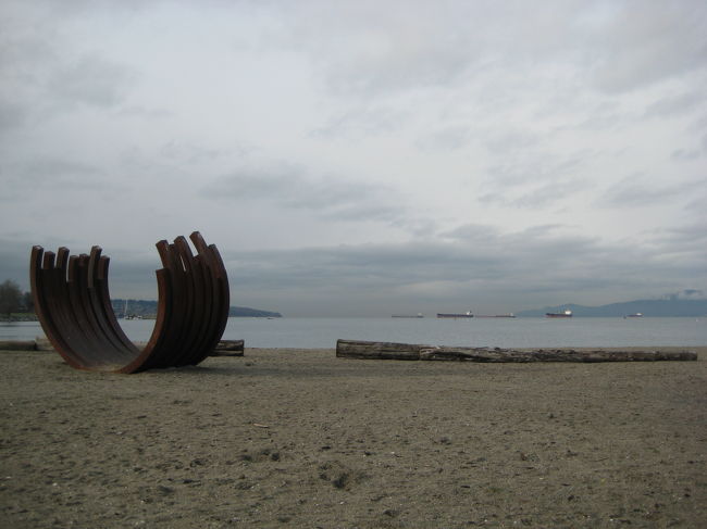 夕日がきれいに見えることで有名なビーチ。<br /><br />海岸沿いには遊歩道があり、散歩や<br />サイクリング、ローラーブレードなどを楽しむ、<br />地元の人の姿がありました。