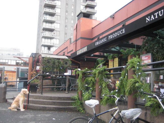 今日はここから買い物タイム！<br /><br />お土産を求めて、<br />地元のスーパーやドラッグストアを巡ります。<br /><br />入ったのは、まずロブソン通りの<br />★ＣＡＰＥＲＳ<br />★ＳＡＦＥＷＡＹ<br /><br />ちょこちょこと少量購入。