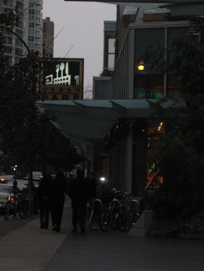 荷物が重いので、またホテルに戻る。。<br /><br />ちょっと部屋で休憩して、<br />次はアルバーニ通りの<br />★ＵＲＢＡＮ ＦＡＲＥ<br />と、ジョージア通りの<br />★Ｌｏｎｄｏｎ Ｄｒｕｇｓ<br /><br />外食する元気が残っていないので、<br />パシフィックセンターモールの<br />フードコートで晩ご飯購入。<br /><br />最後にロイヤルセンターモールの<br />★Ｒｅｘａｌｌ<br />に寄って、買い物終了！<br /><br />買ったものはお土産編で公開します☆