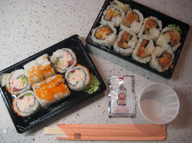 部屋に戻ってシャワーを浴び<br />さっぱりしたところで晩ご飯。<br /><br />ＵＭＩ ＳＵＳＨＩ ＥＸＰＲＥＳＳの<br />スパイシーツナロール＄４．２９と<br />アラスカロール＄４．２９。