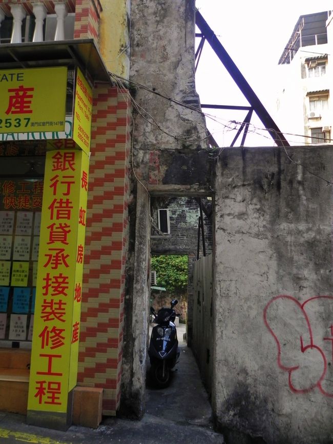 やはり支えが要るんや<br /><br /><br />不思議な空間